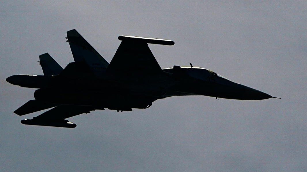 МО: Су-34 ударил по скоплению личного состава и техники ВСУ в Курской области